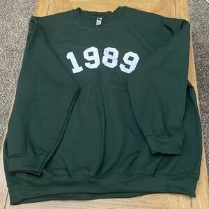 NWOT Gildan Forest Green 1989 Size 2XL Sweatshirt